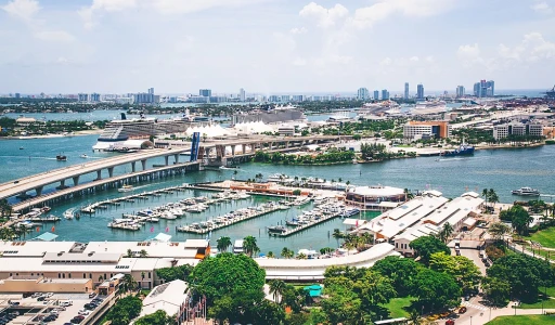 L'Oasis Urbaine: Comment Votre Suite Hôtelière Peut Transformer Votre Séjour à Miami en Expérience Aquatique Exquise?