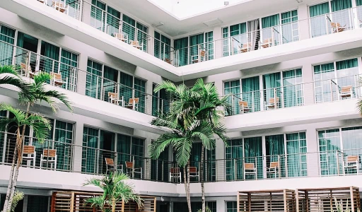 ¿Cómo potencia la cercanía a Miami Beach el lujo hotelero en la ciudad?